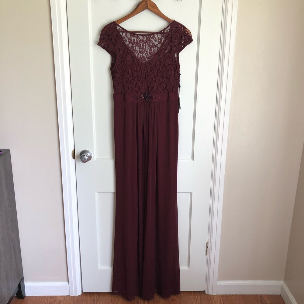 NWT Short Sleeve Lace Stretch Tule Gown